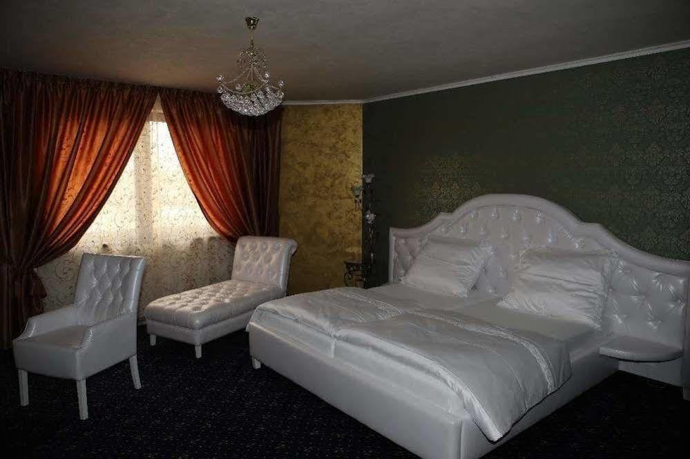 Hotel Kotva Bratislava Buitenkant foto