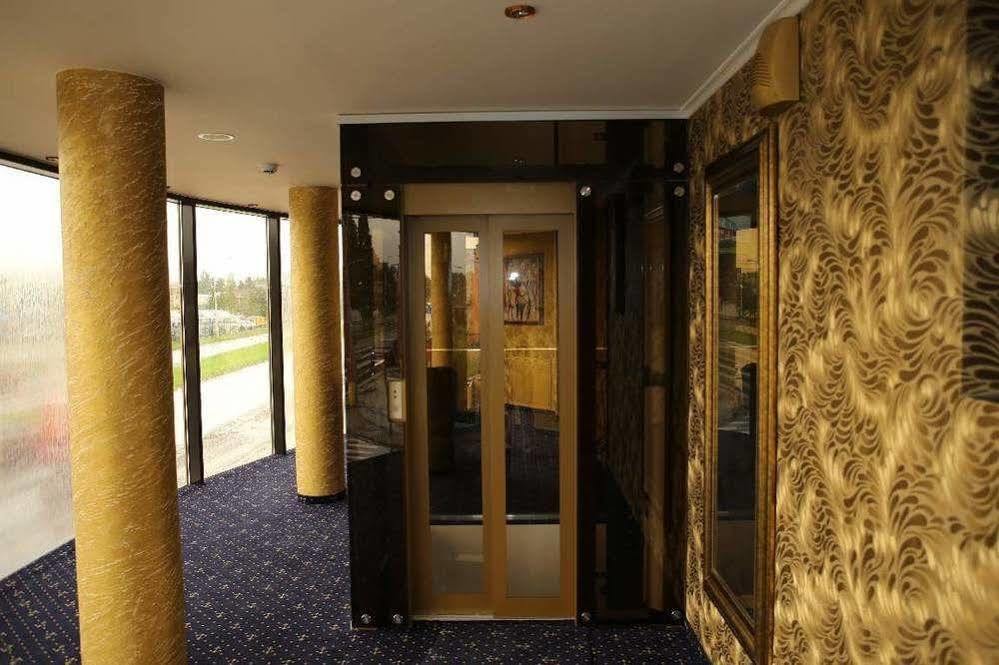 Hotel Kotva Bratislava Buitenkant foto